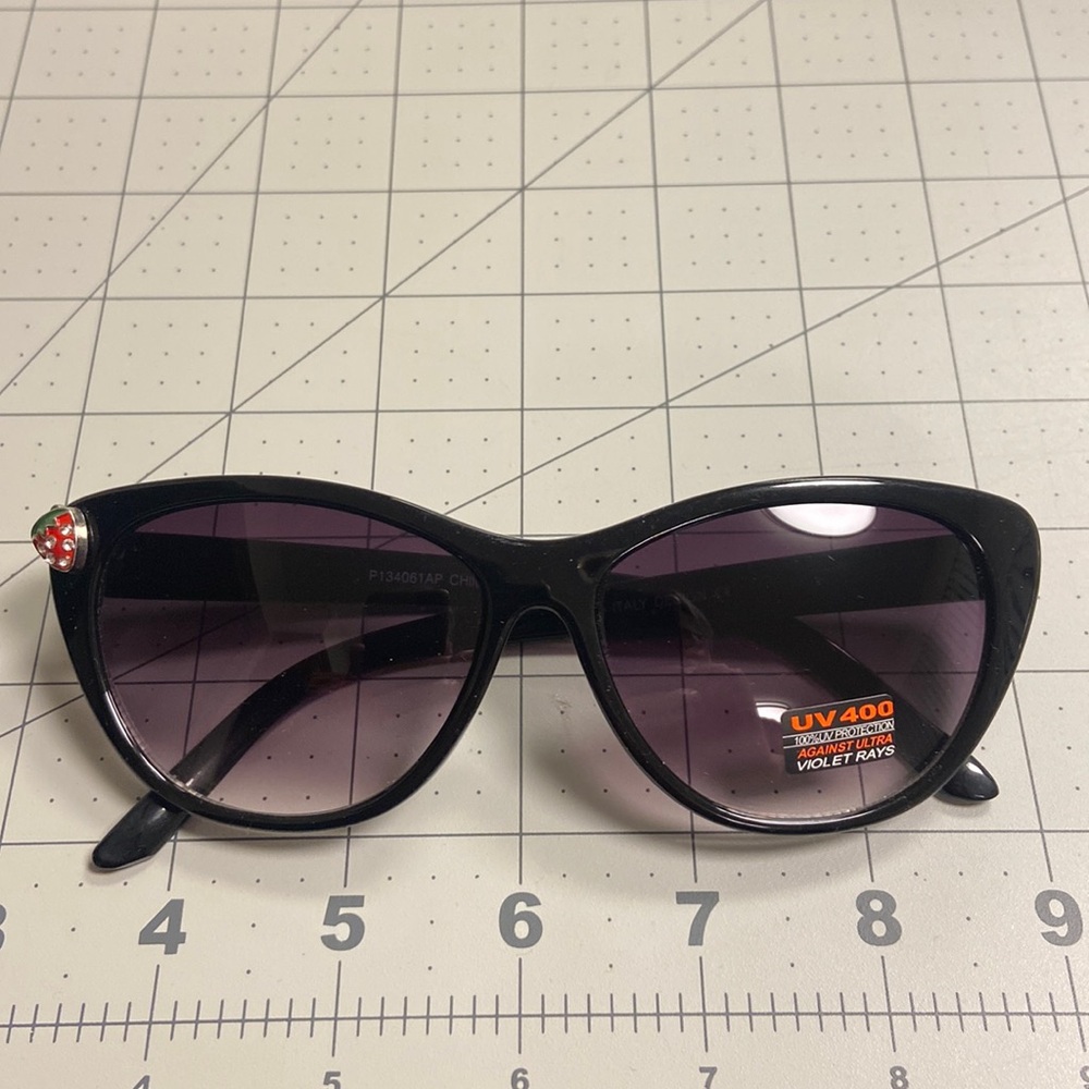 Strawberry Cateye Plastic Sunglass